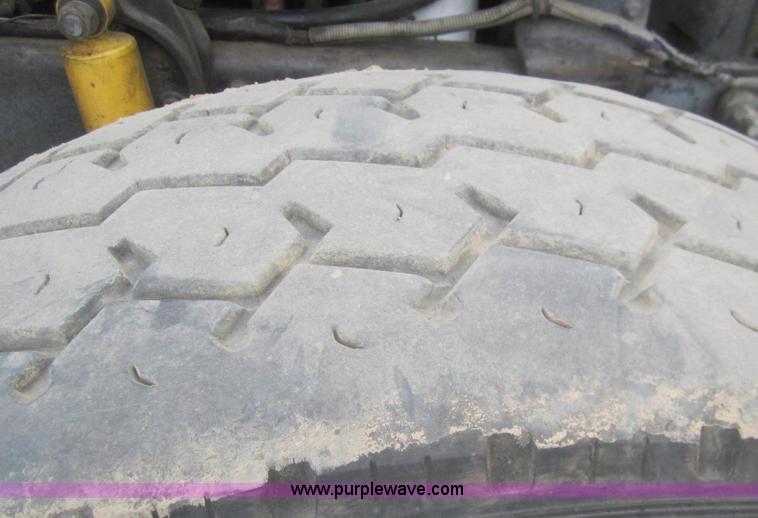 image for item B5765 1985 Mack R686ST semi