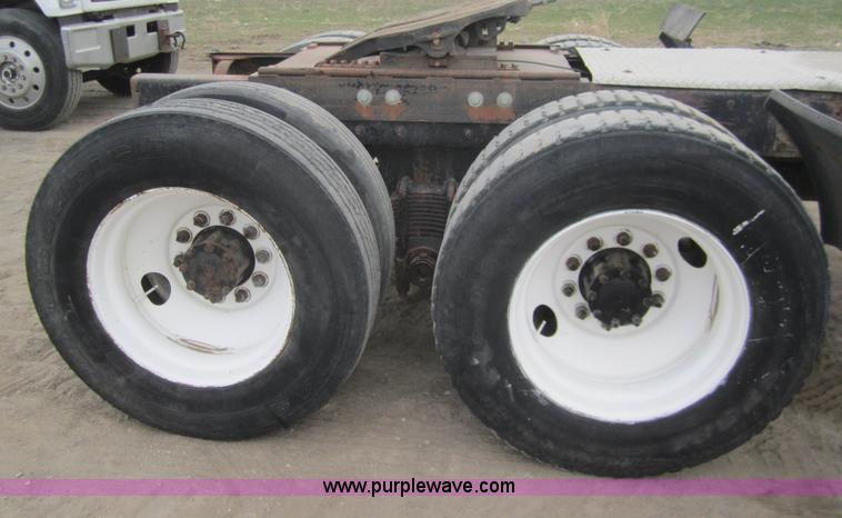 image for item B5765 1985 Mack R686ST semi