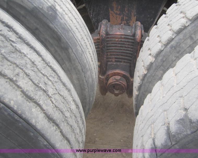 image for item B5765 1985 Mack R686ST semi