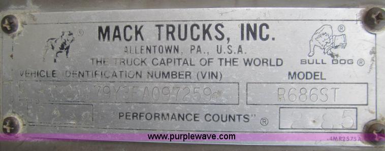 image for item B5765 1985 Mack R686ST semi