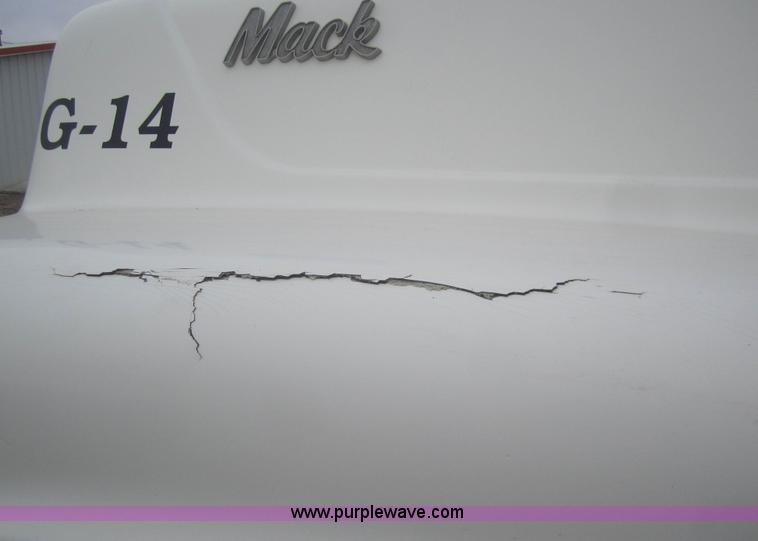 image for item B5765 1985 Mack R686ST semi