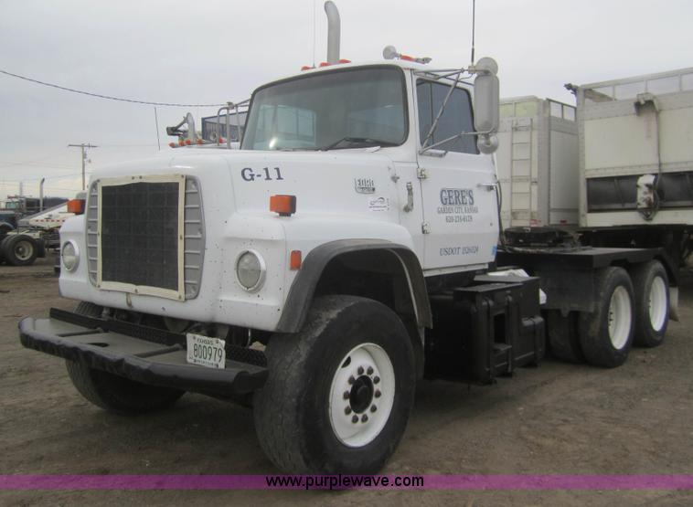 image for item B5766 1983 Ford LT9000 semi