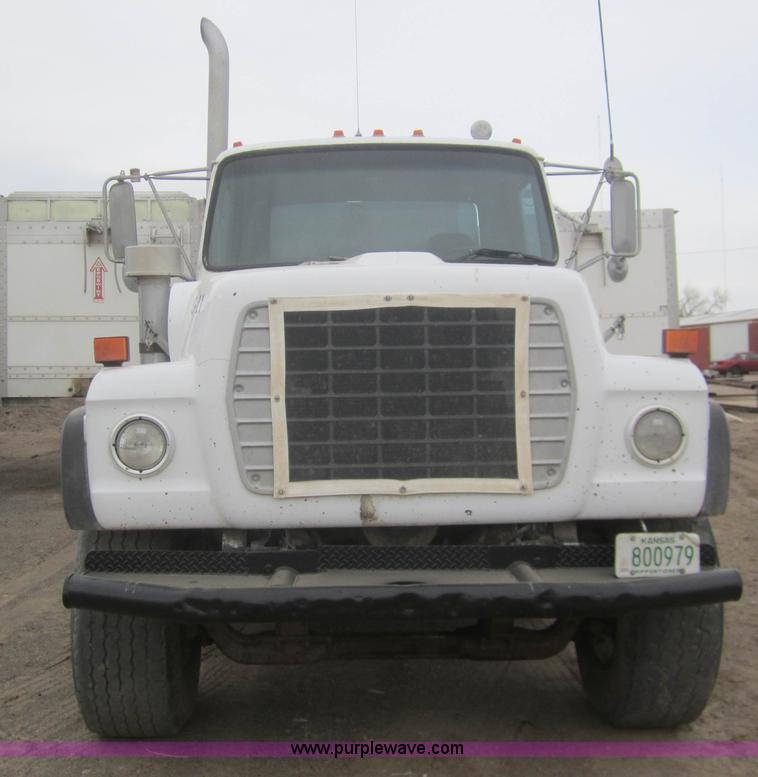 image for item B5766 1983 Ford LT9000 semi