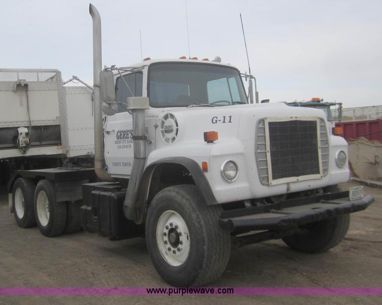 image for item B5766 1983 Ford LT9000 semi