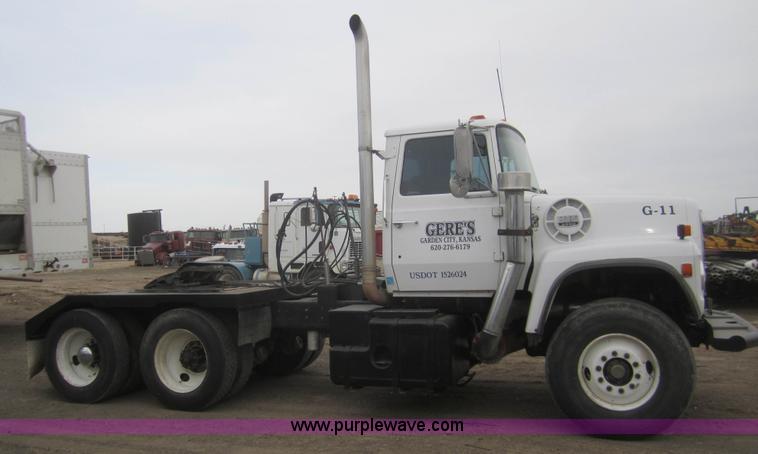 image for item B5766 1983 Ford LT9000 semi