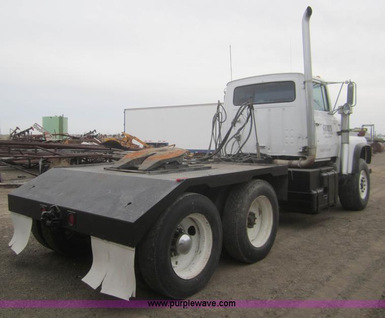 image for item B5766 1983 Ford LT9000 semi
