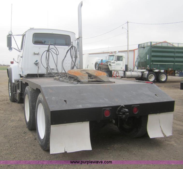 image for item B5766 1983 Ford LT9000 semi