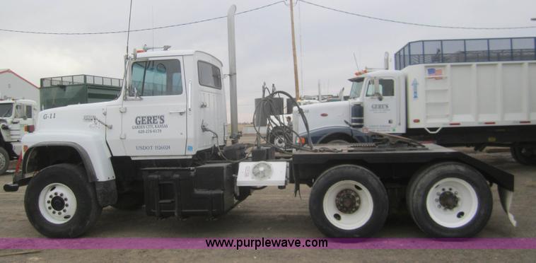 image for item B5766 1983 Ford LT9000 semi
