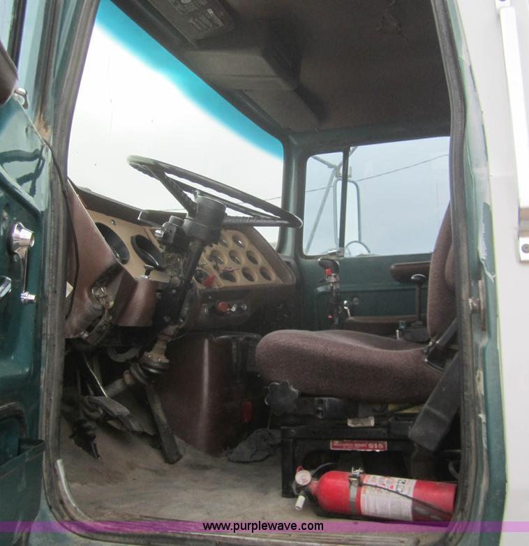 image for item B5766 1983 Ford LT9000 semi