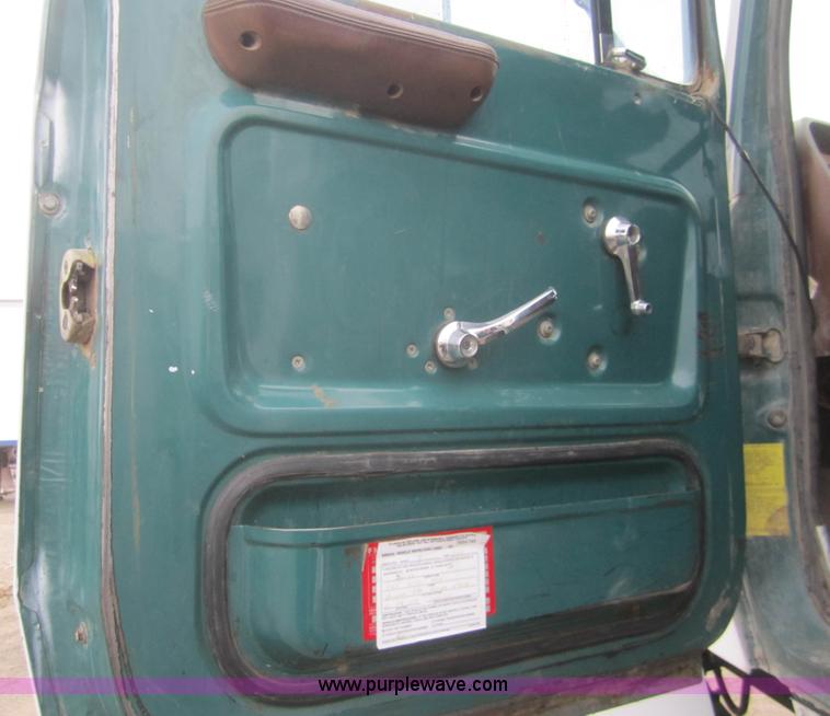 image for item B5766 1983 Ford LT9000 semi