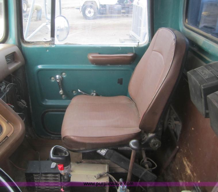 image for item B5766 1983 Ford LT9000 semi