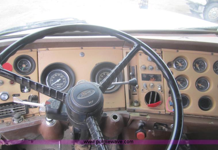 image for item B5766 1983 Ford LT9000 semi