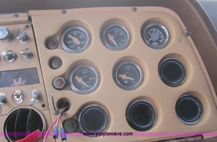 image for item B5766 1983 Ford LT9000 semi