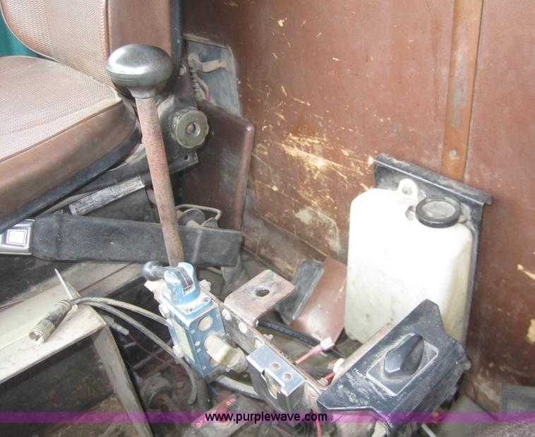 image for item B5766 1983 Ford LT9000 semi