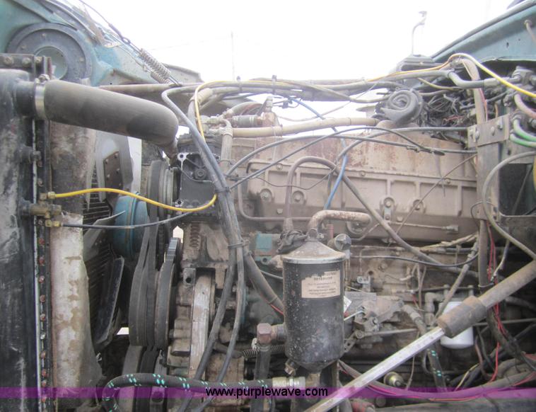 image for item B5766 1983 Ford LT9000 semi