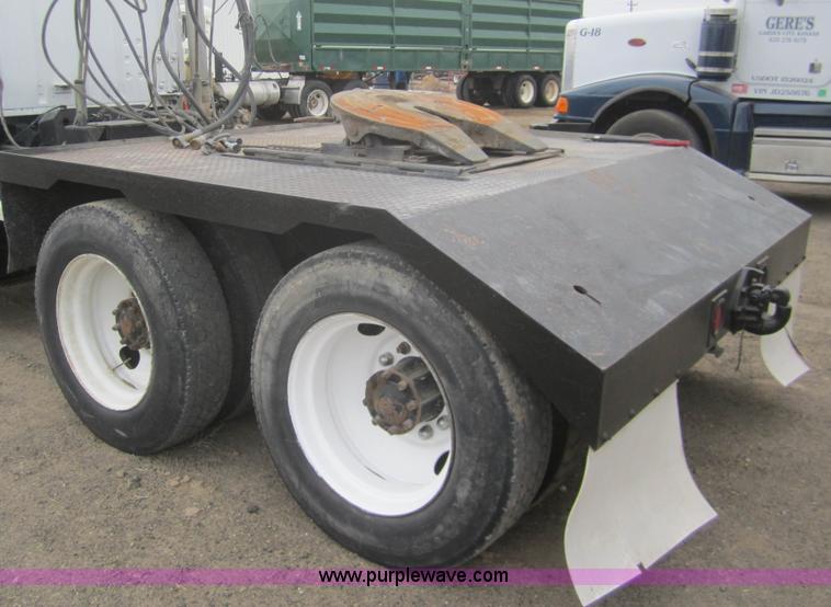 image for item B5766 1983 Ford LT9000 semi