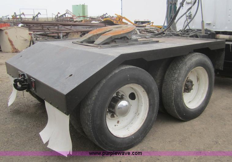 image for item B5766 1983 Ford LT9000 semi
