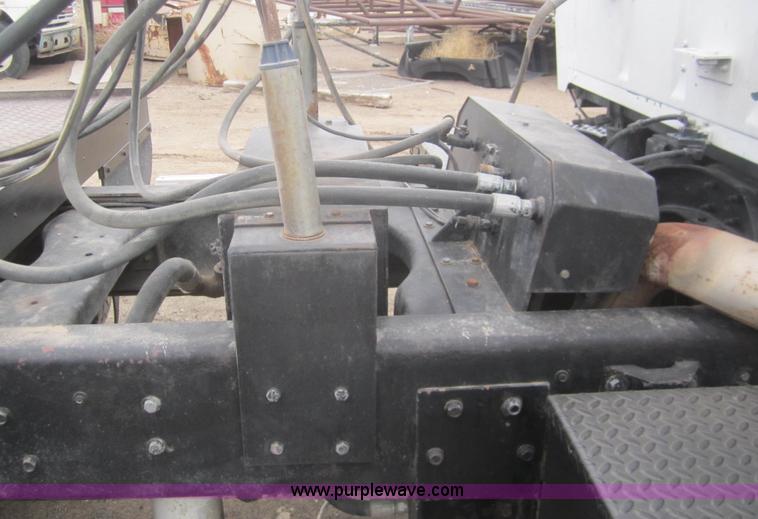 image for item B5766 1983 Ford LT9000 semi