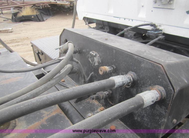 image for item B5766 1983 Ford LT9000 semi