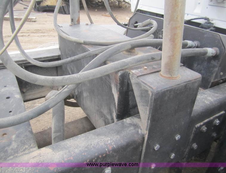 image for item B5766 1983 Ford LT9000 semi