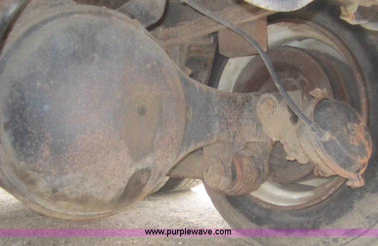 image for item B5766 1983 Ford LT9000 semi