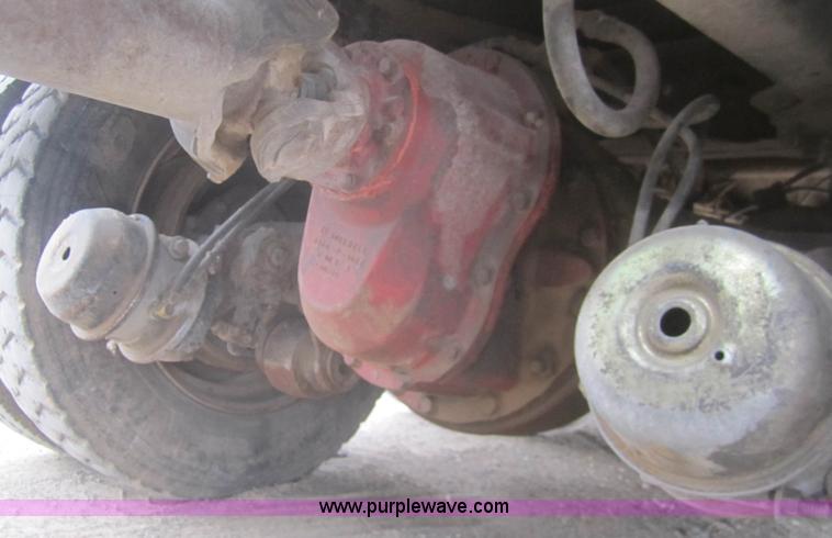 image for item B5766 1983 Ford LT9000 semi