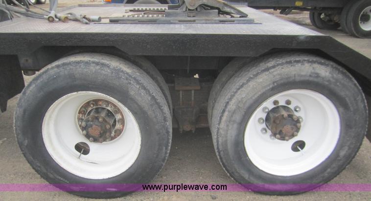 image for item B5766 1983 Ford LT9000 semi