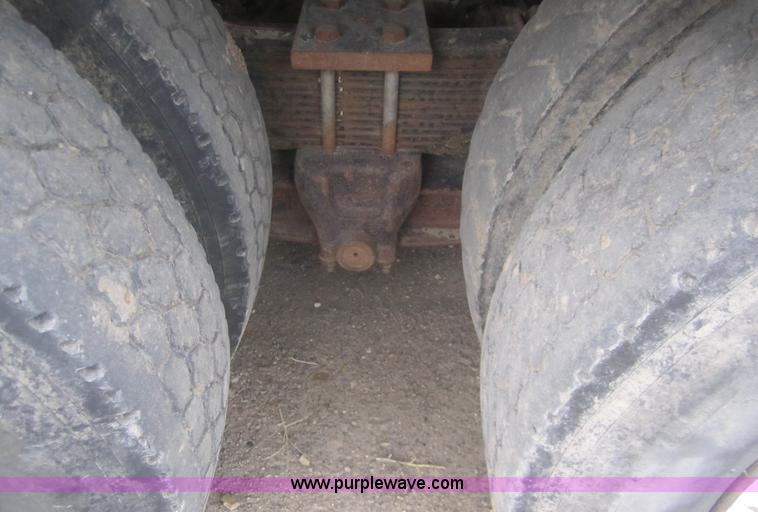 image for item B5766 1983 Ford LT9000 semi