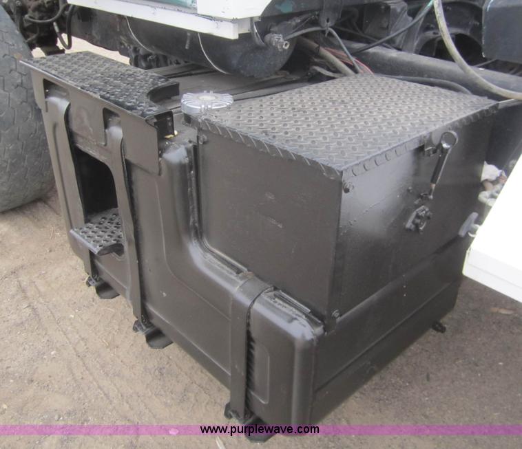 image for item B5766 1983 Ford LT9000 semi