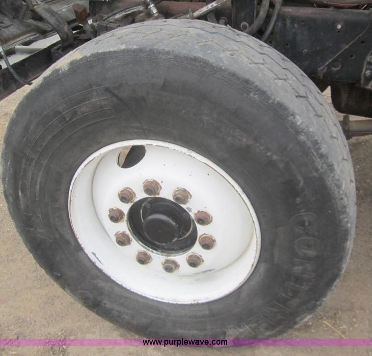 image for item B5766 1983 Ford LT9000 semi