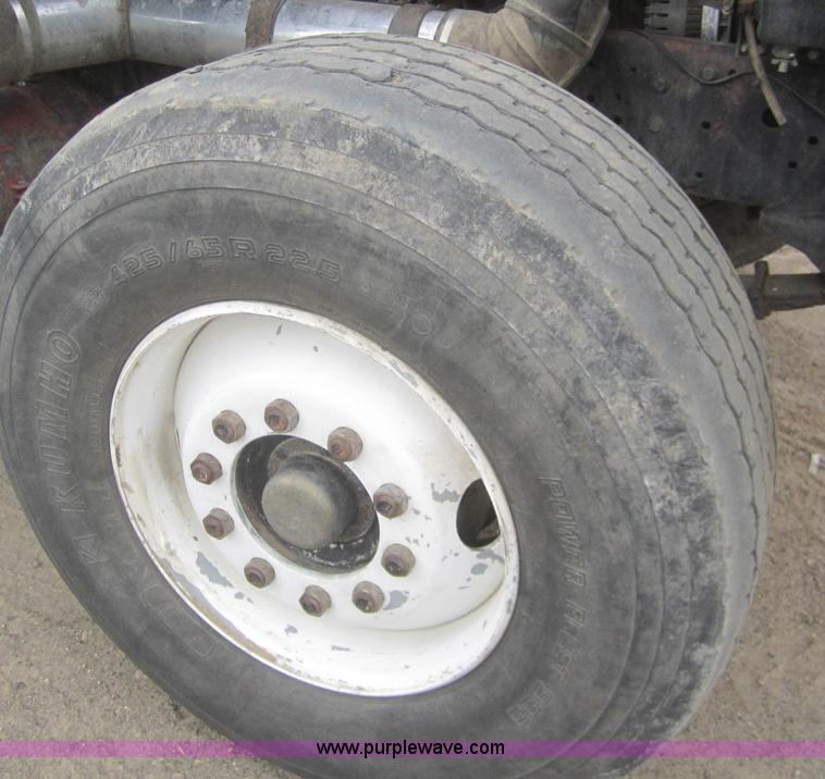 image for item B5766 1983 Ford LT9000 semi