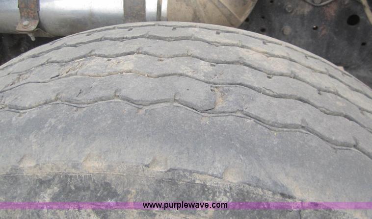 image for item B5766 1983 Ford LT9000 semi