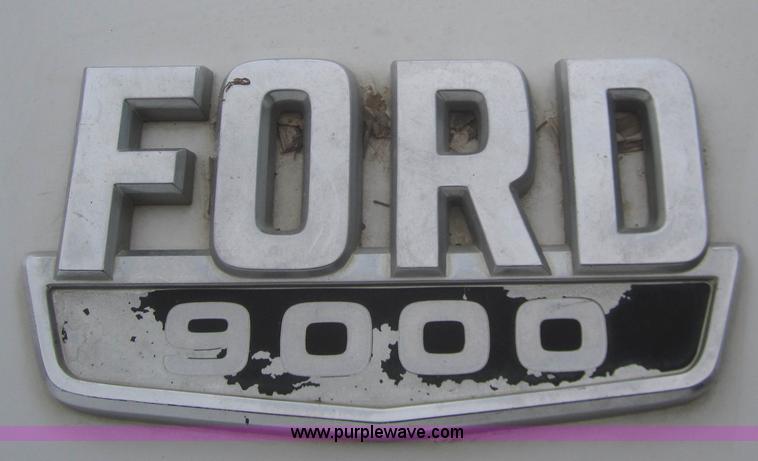 image for item B5766 1983 Ford LT9000 semi