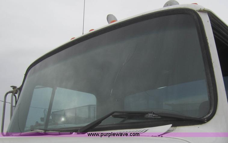 image for item B5766 1983 Ford LT9000 semi