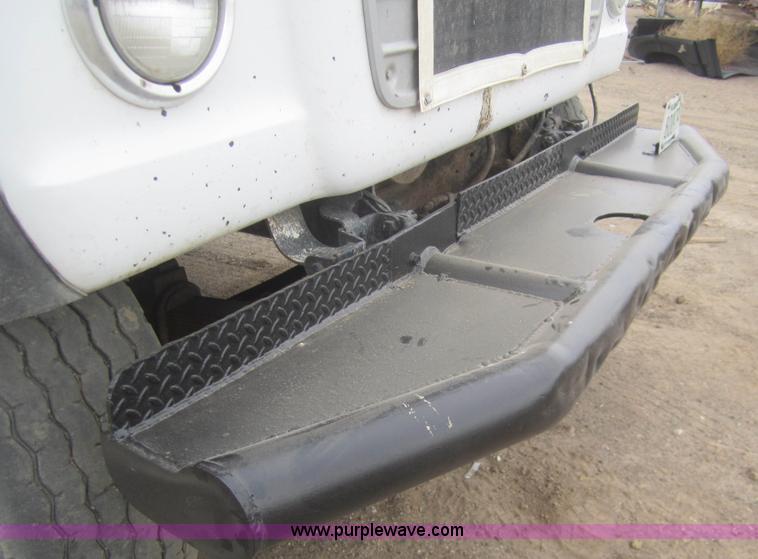 image for item B5766 1983 Ford LT9000 semi