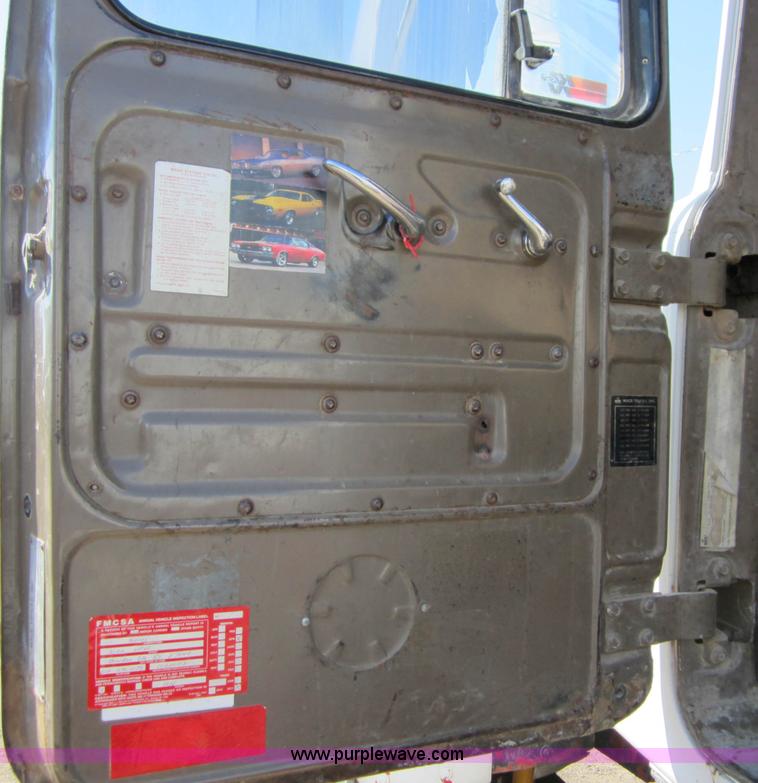 image for item B5770 1981 Mack R747S semi truck