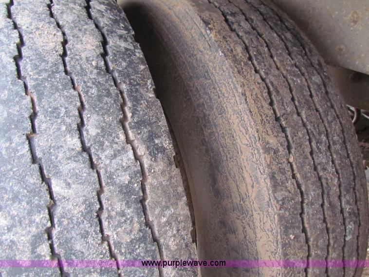 image for item B7139 2001 Jet 40' double hopper grain trailer