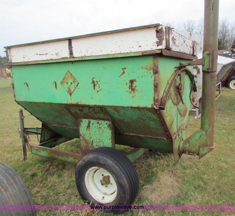 John Deere auger wagon in Guthrie, OK Item B7190 sold Purple Wave