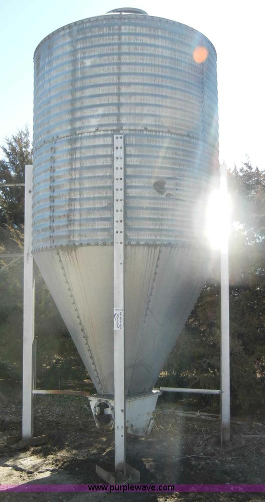300 bushel grain bin in Abilene, KS Item C4023 sold Purple Wave