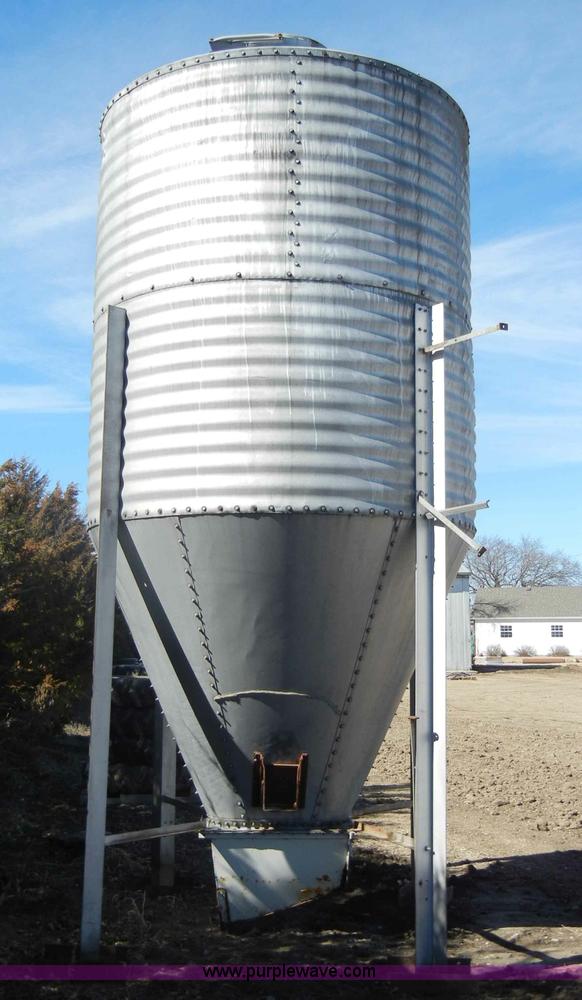 300 bushel grain bin in Abilene, KS Item C4023 sold Purple Wave