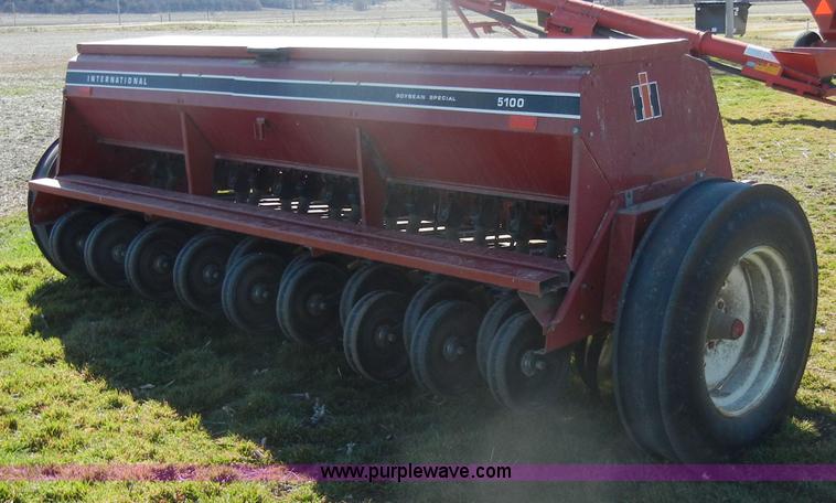 image for item C4067 IH 5100 soybean special drill