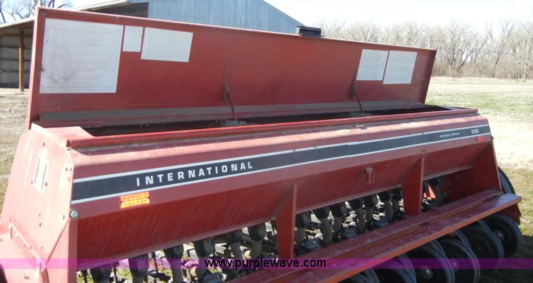 image for item C4067 IH 5100 soybean special drill
