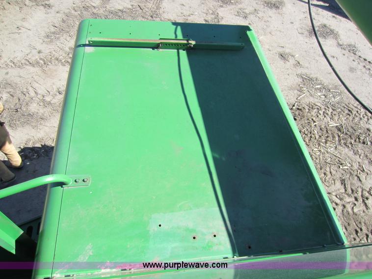 image for item C5325 1991 John Deere 9500 combine