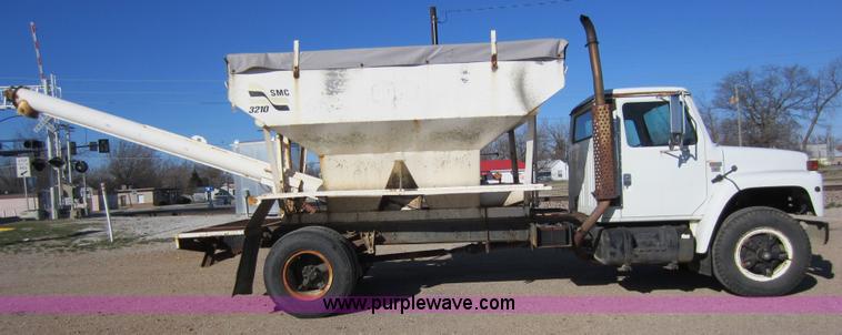 image for item C5336 1986 International S1900 fertilizer tender