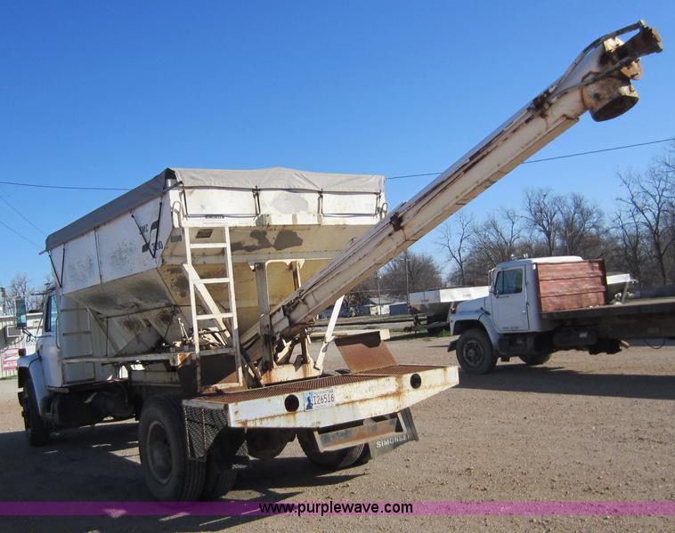 image for item C5336 1986 International S1900 fertilizer tender