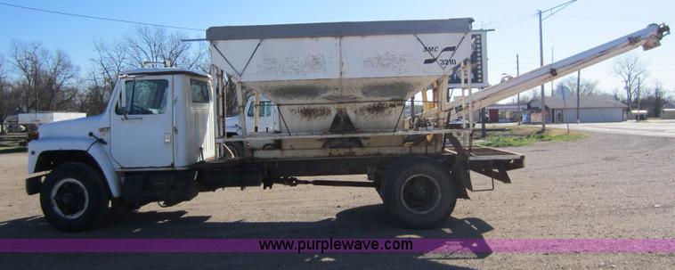 image for item C5336 1986 International S1900 fertilizer tender