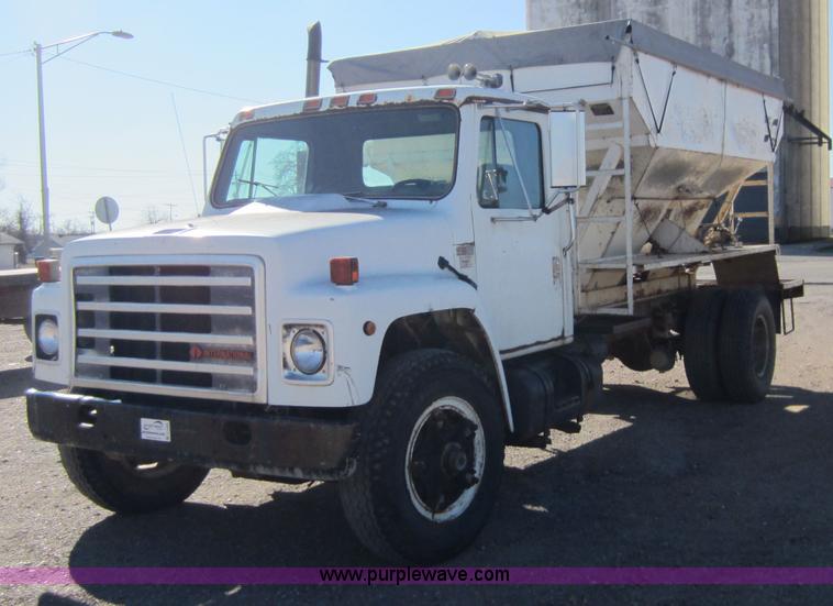 image for item C5336 1986 International S1900 fertilizer tender