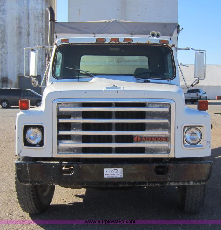 image for item C5336 1986 International S1900 fertilizer tender