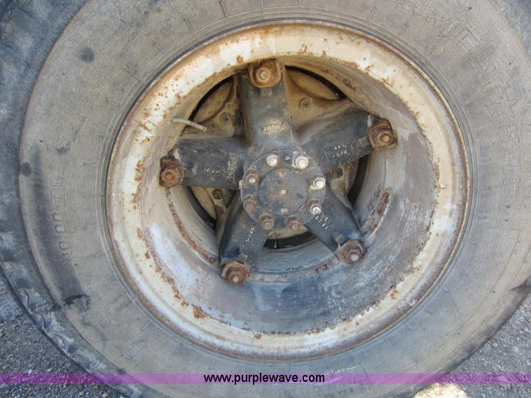 image for item C5336 1986 International S1900 fertilizer tender