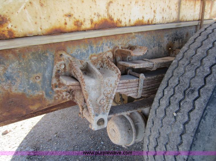 image for item C5336 1986 International S1900 fertilizer tender